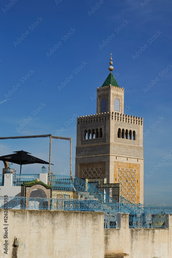 Obraz premium La medina di Tunisi, Patrimonio dell'umanità,UNESCO, intrico di vicoli animati da negozi di spezie e artigianato, nasconde alcuni edifici di grande pregio storico ed architettonico,Tunisi city,, Tunis
