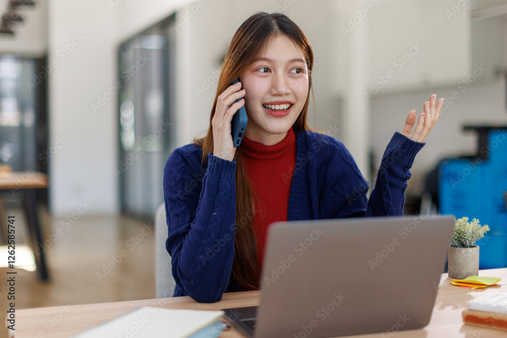 Beautiful smile Asian business Young woman is using smartphone to chat with customers at workplace Beautiful smile Asian business Young woman is using smartphone to chat with customers at workplace