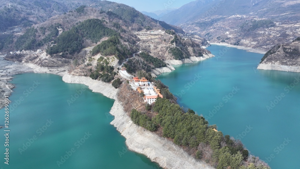 Fototapeta premium Qiaoqi Lake and Yongshou Temple
