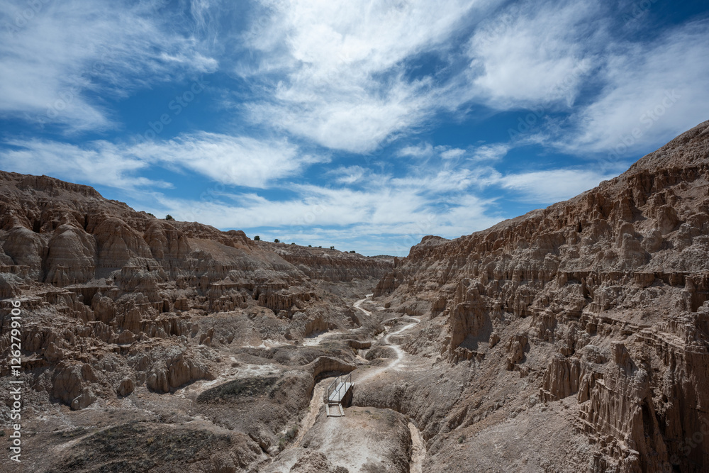 Fototapeta premium Blue skies over Cathedral Gorge in Nevada