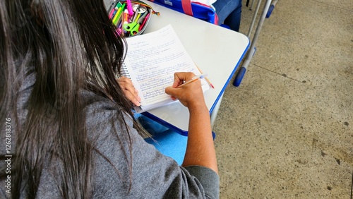 Schilderij op canvas Estudante fazendo a atividade em sala de aula na escola.
