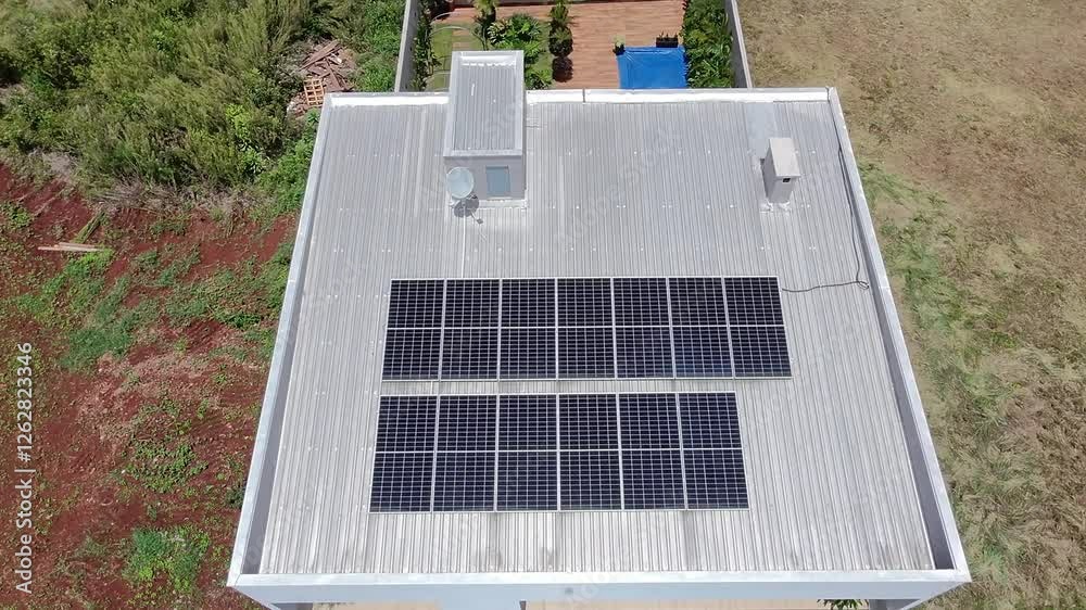 painéis solares energia solar em cima de cobertura de casa