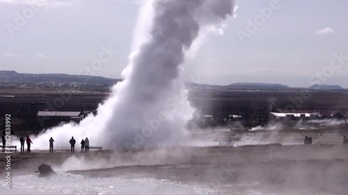 Geysir schleudert Wasser und Dampf in die Luft, Strokkur Geysir, Island, Erdwärme
