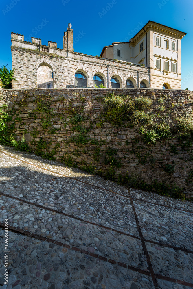 Obraz premium Spoleto, Ponte delle Torri roman bridge and Rocca Albornoziana medieval fortress. Umbria region, Italy, Europe.