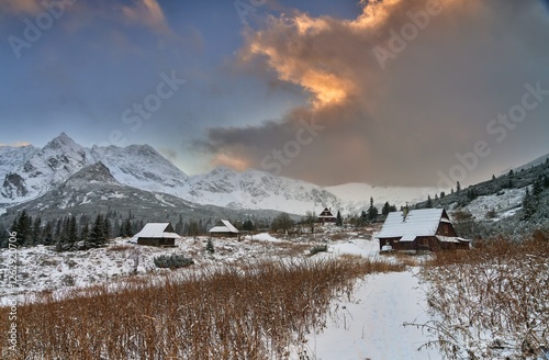 Fototapeta Naklejka Na Ścianę i Meble -  Hala Gąsienicowa w Polskich Tatrach zimą.	