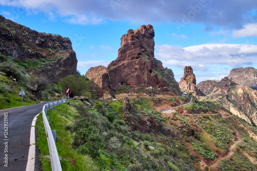 Berglandschaft auf Gran Canaria mit gewundener Straße.  Spektakuläre Berglandschaft auf Gran Canaria mit einer kurvigen Straße, die durch die felsige Natur führt. photo