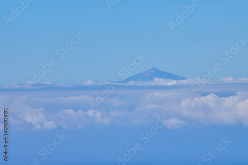 Blick über den Tamadaba-Naturpark auf den Teide.  Ausblick vom Tamadaba-Naturpark auf Gran Canaria mit Kiefernvegetation und tiefblauen Atlantik im Hintergrund. In der Ferne erkennt man den Teide. photo