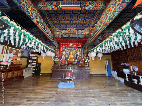 Obraz na płótnie Inside the Sinheungsa in Seoraksan National Park South Korea w salonie