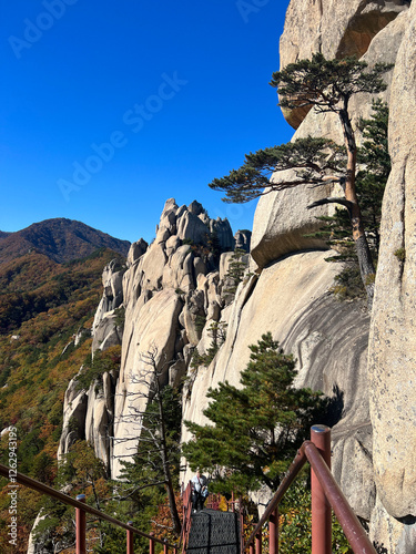 Obraz na płótnie Mountain range at Seoraksan national park w salonie