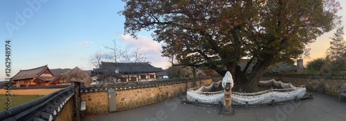 Obraz na płótnie Panorama from the wishing tree in Andong Hahoe Folk Village w salonie