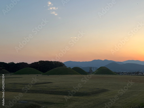 Obraz na płótnie Sunset at Daereungwon Tomb Complex in Gyeongju, w salonie