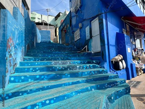 Obraz na płótnie Blue stairs in Huinnyeoul Culture Village w salonie