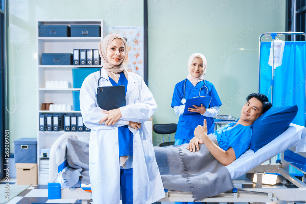 Obraz premium Asian middle-aged man patient rests in a hospital bed while a middle-aged Muslim woman doctor and a middle-aged Asian woman nurse check for diseases like flu and pneumonia, ensuring his recovery.