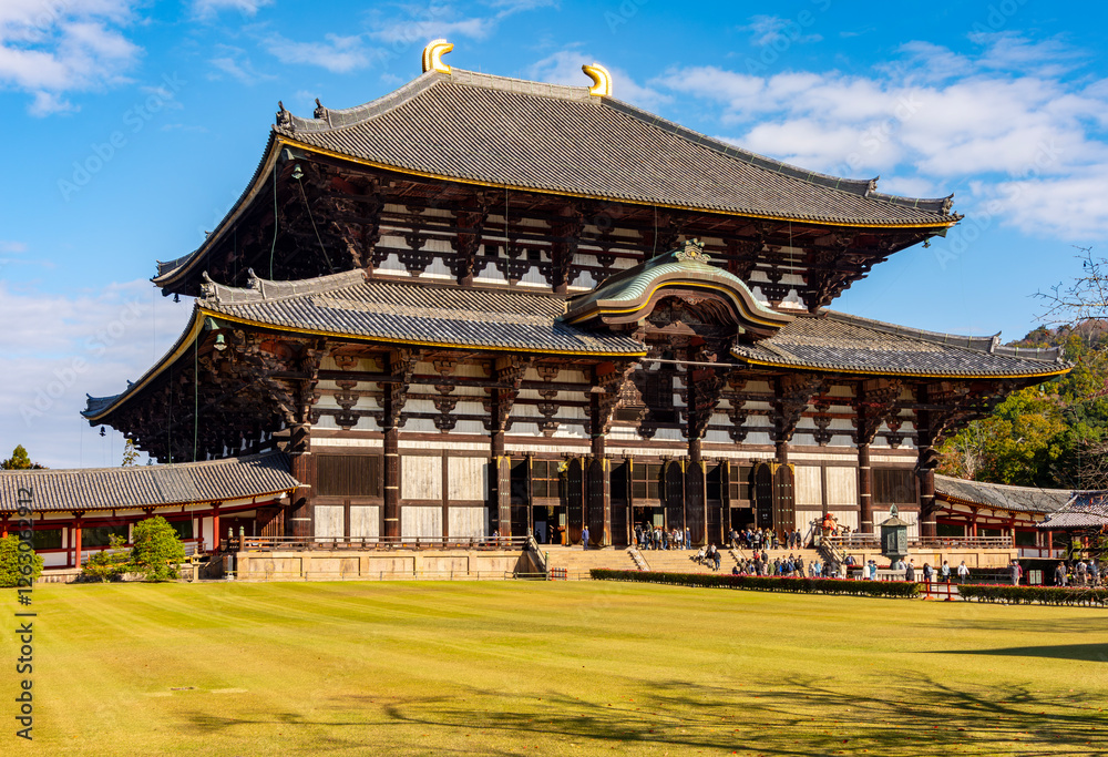 Obraz premium Todai-ji (Eastern Great Temple) founded in 8th century in Nara, Japan