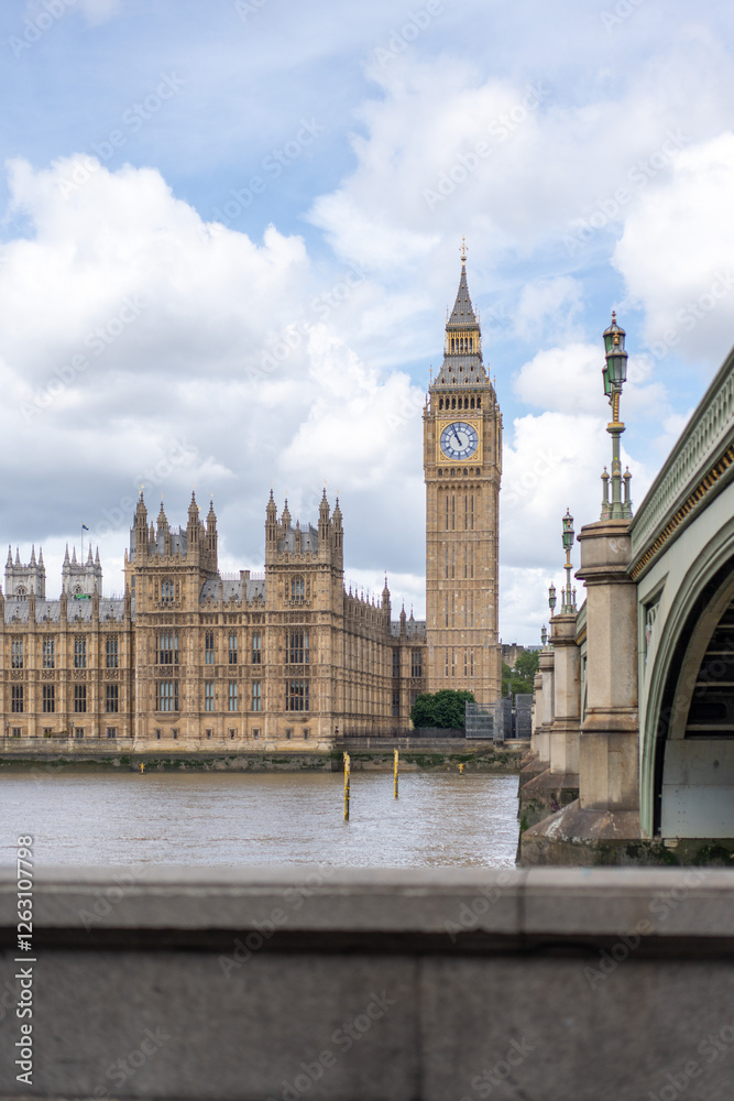 Fototapeta premium This shot captures an innovative photography angle for tourists in London, using the tunnel arch to frame Big Ben for a striking visual effect.