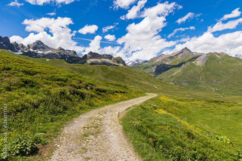 Fototapeta premium paesaggio montano presso il lago Verney, Valle D'Aosta