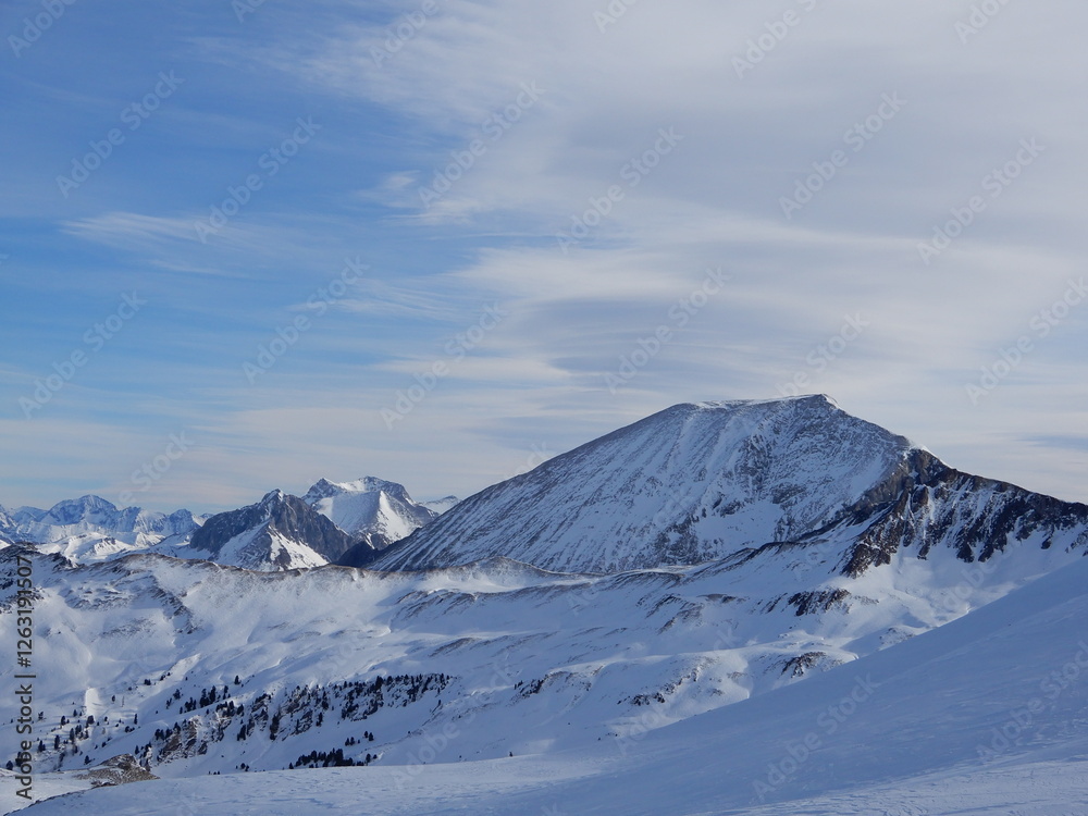 Blick von Westen zum Weißeck 2711m.. Der höchste Berg der Radstädter Tauern.. links hinten die Zwillingwand 2516m, Große Guglspitze 2638m und der Hochfeind 2687m Blick von Westen zum Weißeck 2711m.. Der höchste Berg der Radstädter Tauern.. links hinten die Zwillingwand 2516m, Große Guglspitze 2638m und der Hochfeind 2687m