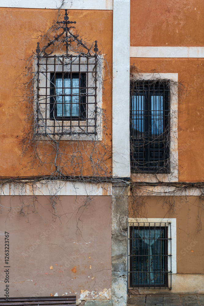 Casa tradicional con ventanas, balcones y rejas en Cuenca, España. Casa tradicional con ventanas, balcones y rejas en Cuenca, España.