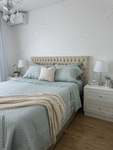 cama posta cores verde claro em quarto de luxo 