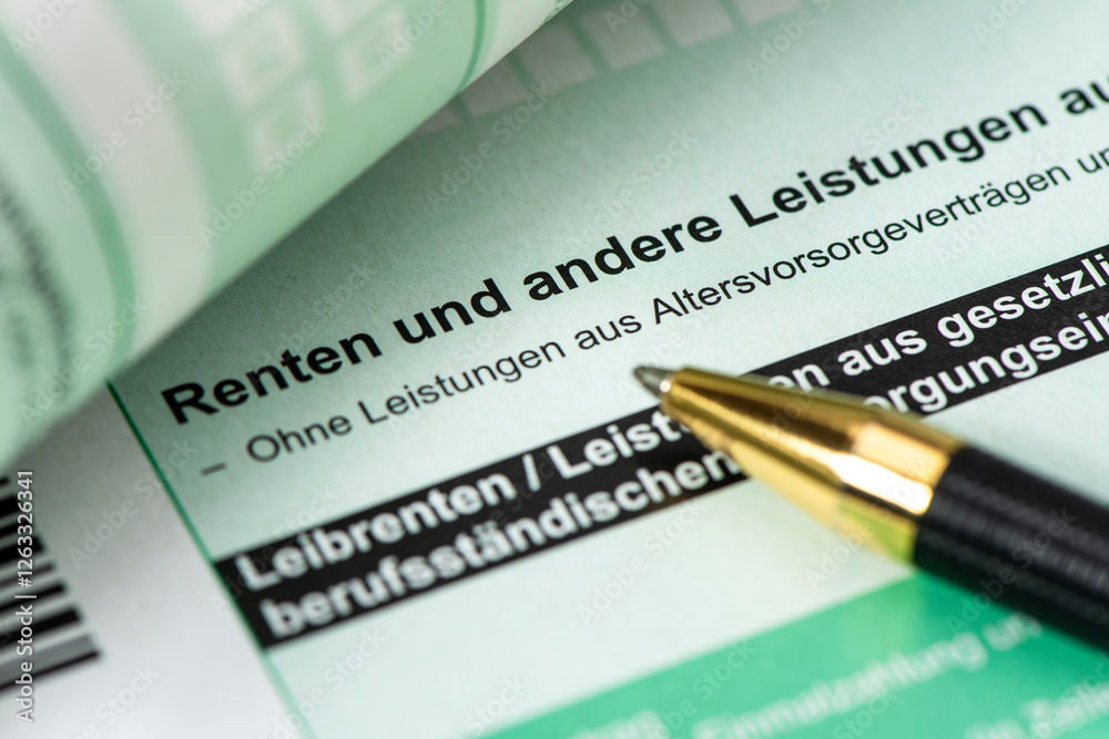 Ein Stift liegt auf dem Formular einer Steuererklärung fürs Finanzamt über Renten und andere Leistungen Ein Stift liegt auf dem Formular einer Steuererklärung fürs Finanzamt über Renten und andere Leistungen