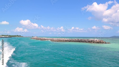 心癒される青い海と空　石垣島　フェリー　風景　観光PR
