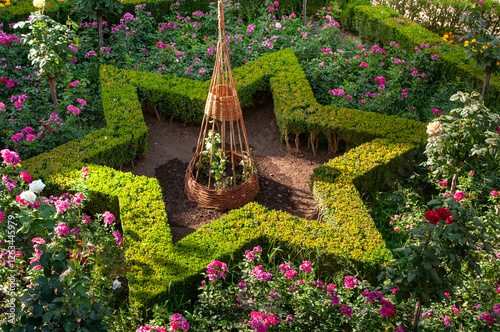 Carta da parati Ornately landscaped gardens inside the Alhambra palace with shrubbery carved into the shape of a Jewish or six-pointed star
