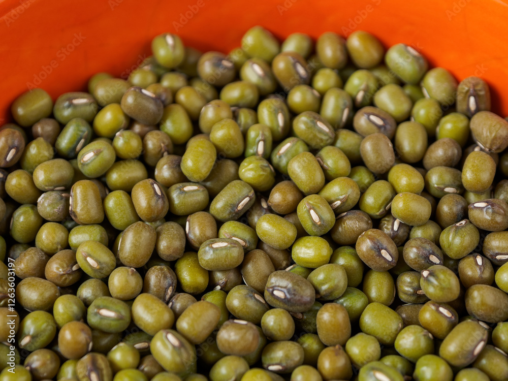 Mung beans on a light background, emphasizing their shape and texture, create a feeling of freshness and naturalness. Mung beans on a light background, emphasizing their shape and texture, create a feeling of freshness and naturalness.