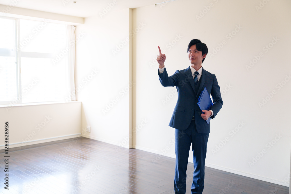 中古マンションの案内をする不動産会社の男性スタッフ