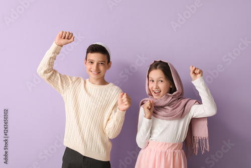 Happy Muslim children on li...