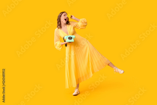Young woman with retro tele...
