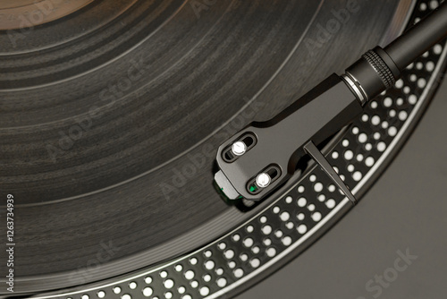 Obraz na płótnie Giradischi, vista sulla testina. Disco musicale in vinile di colore nero. w salonie