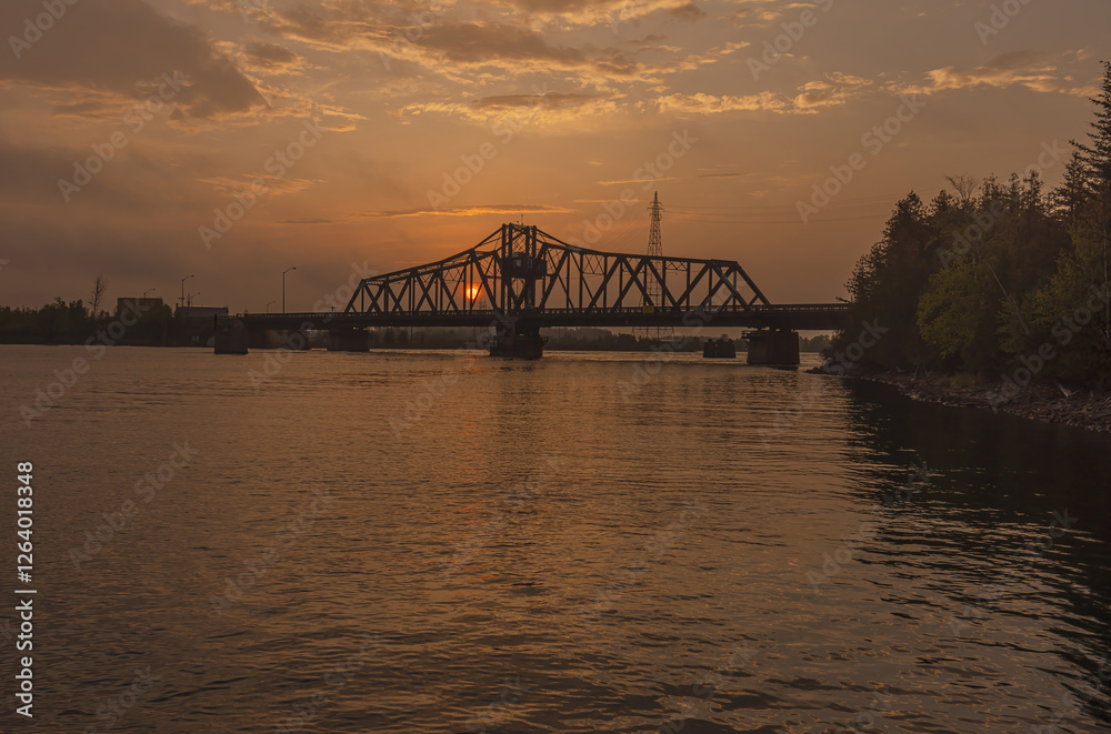 Obraz premium Early Morning At Little Current Swing Bridge
