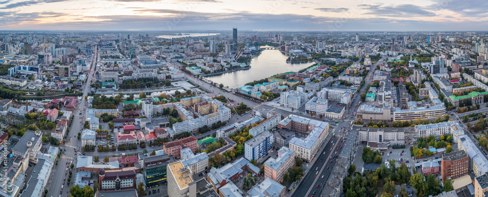 Φωτογραφία Yekaterinburg city and pond aerial panoramic view at summer sunset