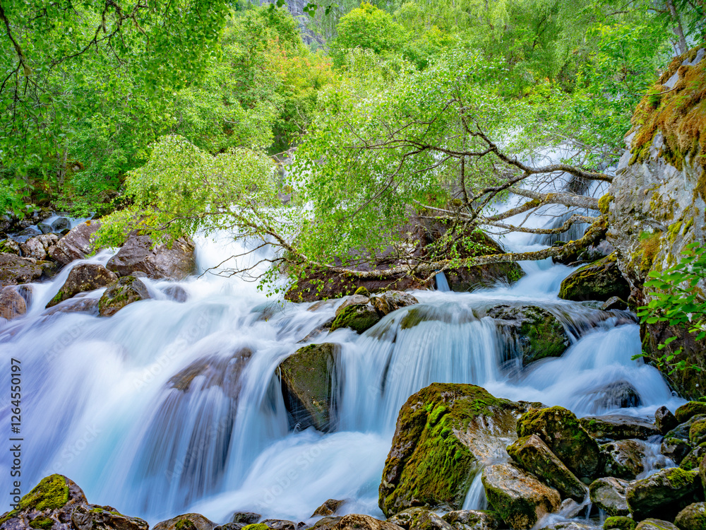 Der atemberaubende Wasserfall Feigefossen in Norwegen - Sognefjord