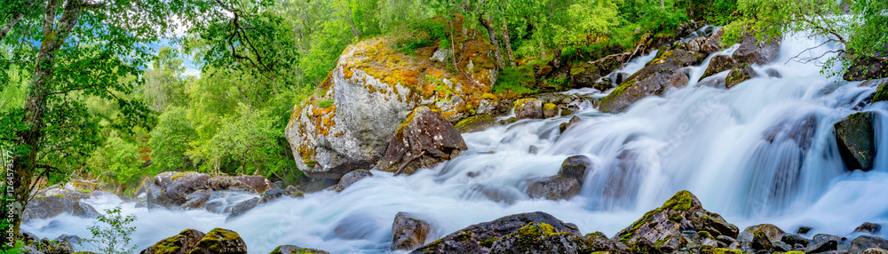 Der atemberaubende Wasserfall Feigefossen in Norwegen - Sognefjord Der atemberaubende Wasserfall Feigefossen in Norwegen - Sognefjord