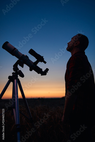 Obraz na płótnie Astronomer looking at night sky with a telescope. w salonie