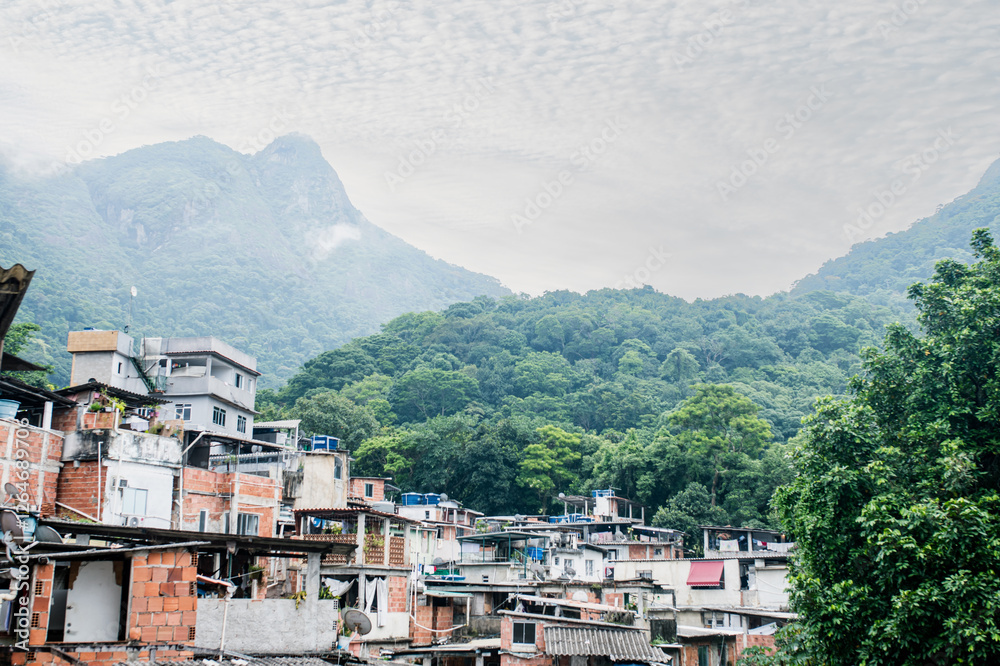 Fototapeta premium Favela adossée aux colines de Rio de Janeiro