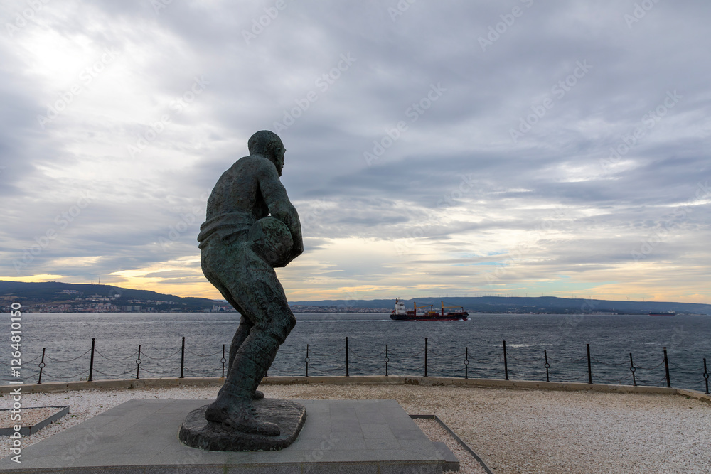 Seyit Onbasi was a a First World War gunner in the Ottoman Army.He carried three shells to an artillery piece during the Allied attempt to force the Dardanelles