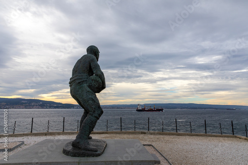 Obraz na płótnie Seyit Onbasi was a a First World War gunner in the Ottoman Army.He carried three shells to an artillery piece during the Allied attempt to force the Dardanelles w salonie