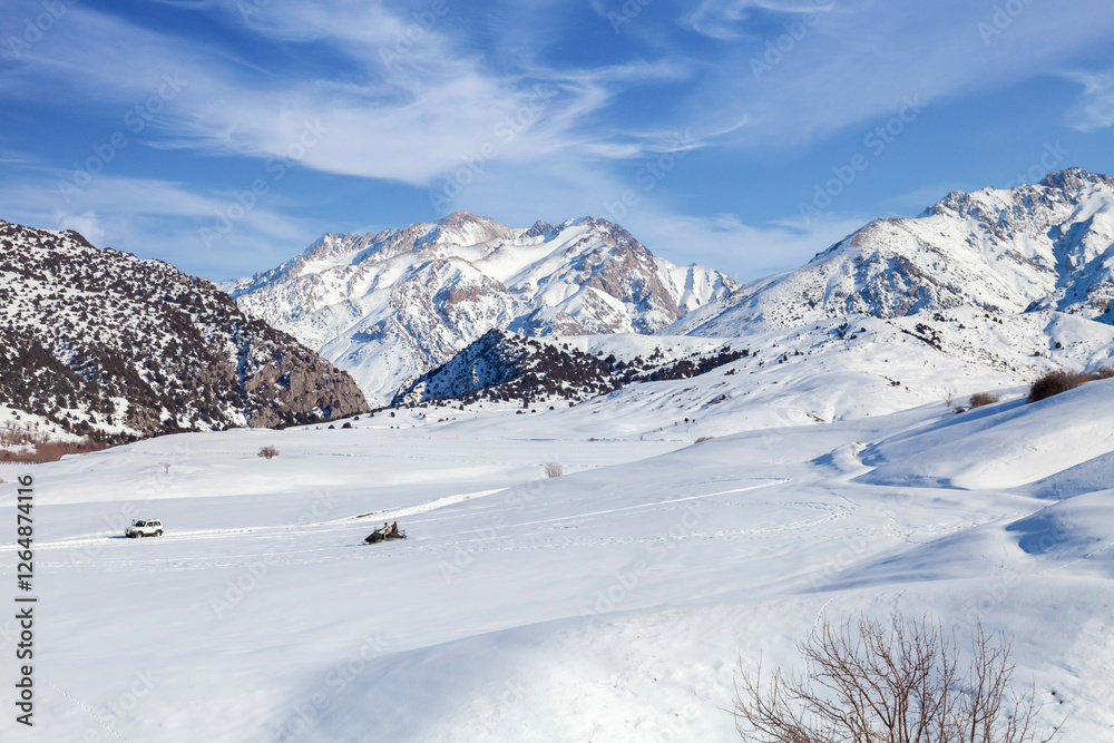 Obraz premium Snow mountains on bright winter day
