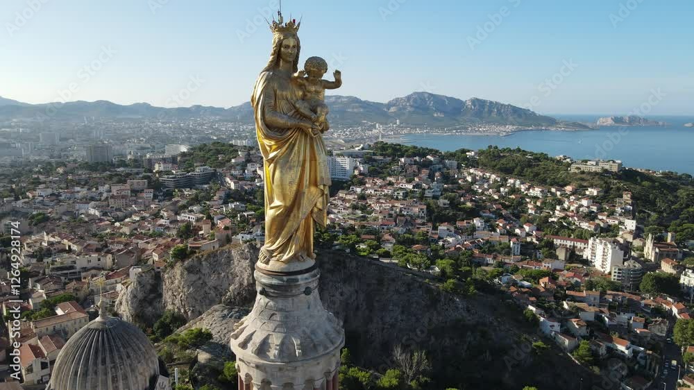 vue aérienne drone Marseille Notre-Dame de la Garde, statue de la bonne mère en gros plan exceptionnel