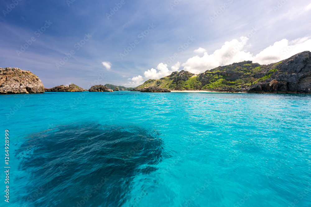 Fototapeta premium 南島瀬戸のボニンブルーの海 小笠原