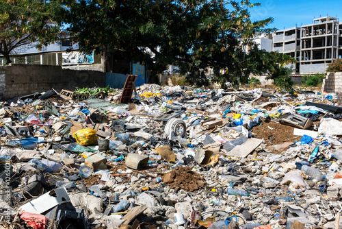 Wallpaper Mural Un terrain vague dévasté rempli de déchets dans la ville de Dakar au Sénégal en Afrique Torontodigital.ca