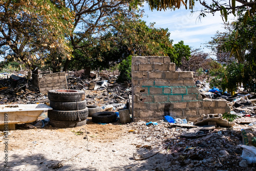 Un terrain vague dévasté rempli de déchets dans la ville de Dakar au Sénégal en Afrique
