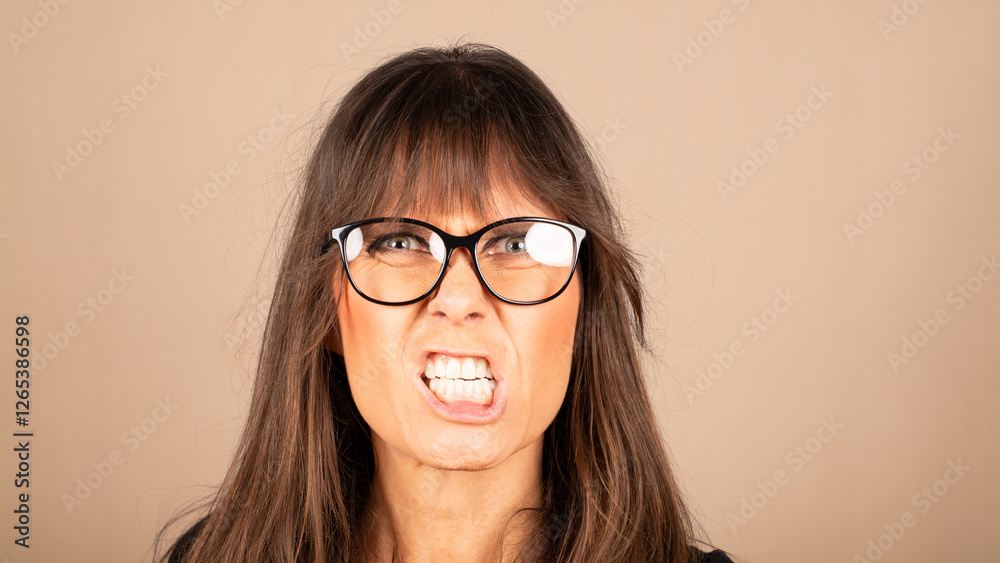 Frau, wütend, verärgert Frau, wütend, verärgert