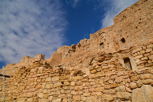 Ksar Chenini,governatorato di Tataouine, Tunisia, resti del tipico villaggio fortificato Berbero composto da granai e abitazioni costruiti all'interno di un muro di cinta difensivo.Tatoaine, Tunisia photo