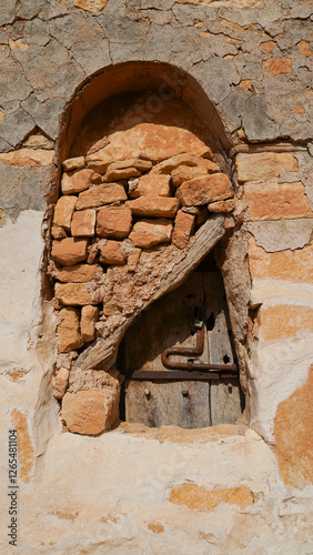 Ksar Chenini,governatorato di Tataouine, Tunisia, resti del tipico villaggio fortificato Berbero composto da granai e abitazioni costruiti all'interno di un muro di cinta difensivo.Tatoaine, Tunisia photo