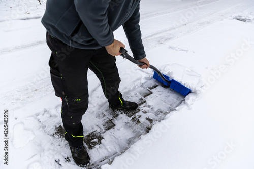 Schnee von Hand mit der einer Schneeschaufel räumen photo