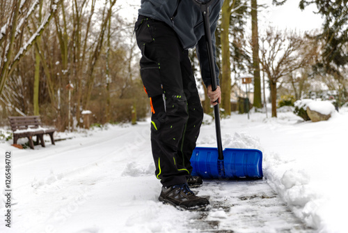 Cuadro en lienzo Schnee mit der Schaufel im Winter räumen