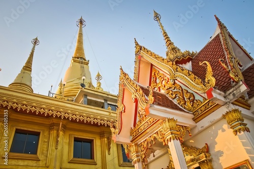 Obraz na płótnie Golden pagoda in Nakhon Sawan, Thailand w salonie